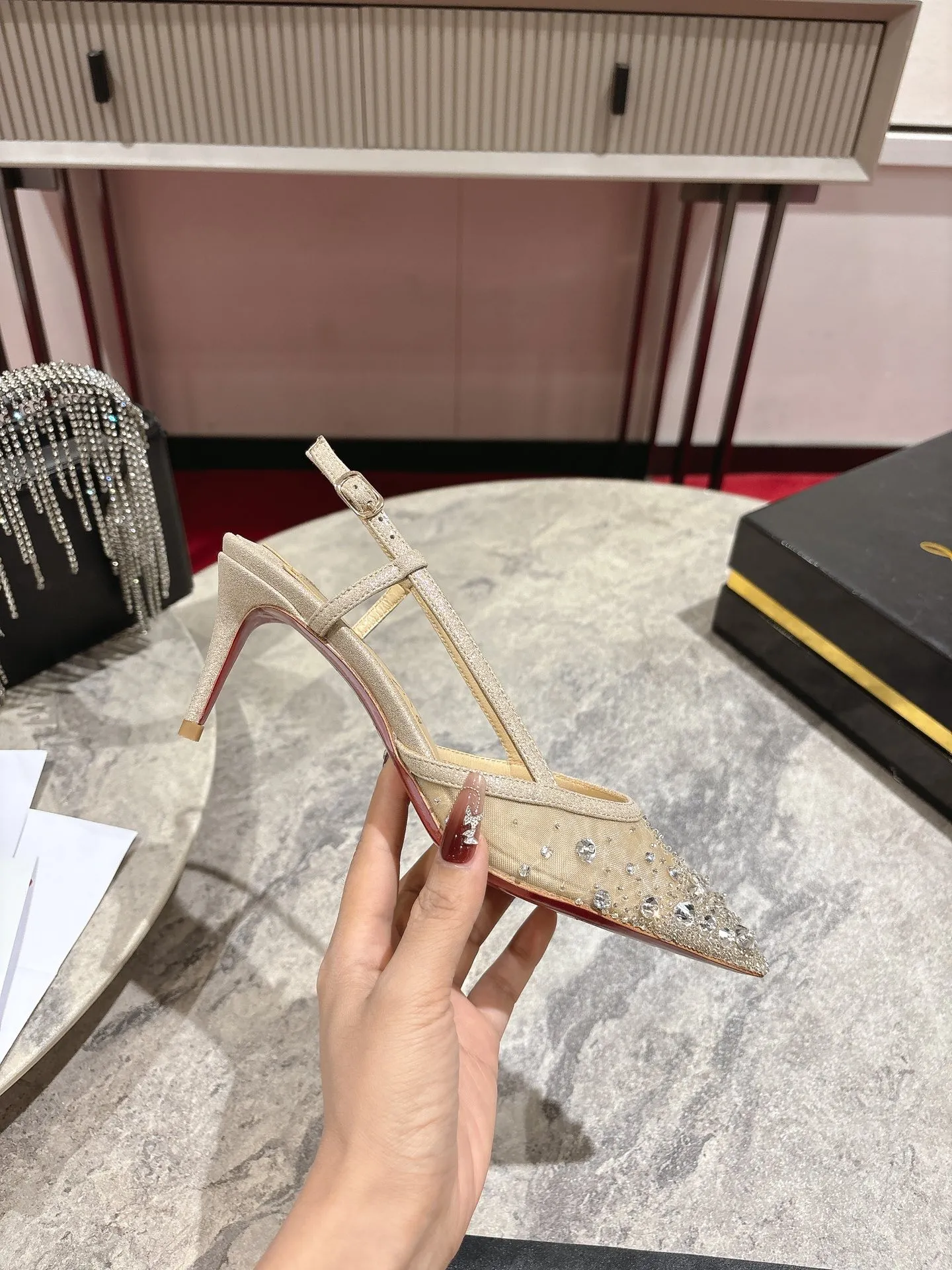 👟👟Ex-factory price 740👟👟 🆑❥∙ Mesh seam drill (single shoe)🦋✪ꫛꫀw.✔︎ This style features a slightly pointed toe made from white mesh with crystal beads and diamonds, a 65mm heel height, hand-placed crystals added to the front, and our signature Louboutin red sole with Christian Louboutin's signature and heart-shaped imprint logo on the insole. Size: 34 yards-42 yards (34.40.41.42. Customized, non-returnable and non-exchangeable‼️) Heel height: 6.5cm Color: White Apricot